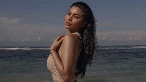 Tampil Eksotis, Gaya Seksi Ariel Tatum di Pantai Bikin Netizen Pusing!