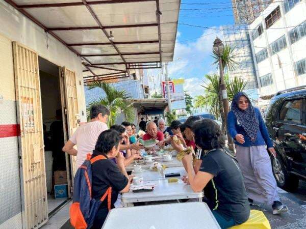 Cobain Warkop Tong San, Warung Kopi Tertua di Makassar Ada Sejak Indonesia Belum Merdeka! Cobain Warkop Tong San, Warung Kopi Tertua di Makassar Ada Sejak Indonesia Belum Merdeka!