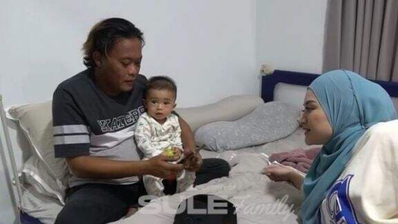 Jenguk Adzam yang Lagi Sakit, Duduk Lagi Seranjang, Sule Sambil Tatap Mata Nathalie Holscher: Kapan Mau Nginep? Sehari Aja... Jenguk Adzam yang Lagi Sakit, Duduk Lagi Seranjang, Sule Sambil Tatap Mata Nathalie Holscher: Kapan Mau Nginep? Sehari Aja...