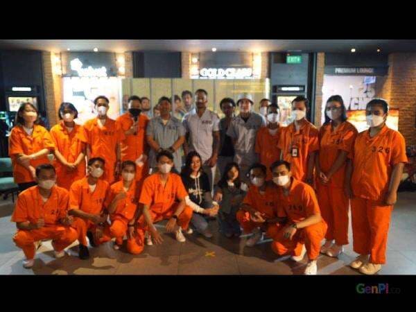 Dukung Film Miracle In Cell No 7, Karyawan CGV Pakai Seragam Napi Dukung Film Miracle In Cell No 7, Karyawan CGV Pakai Seragam Napi