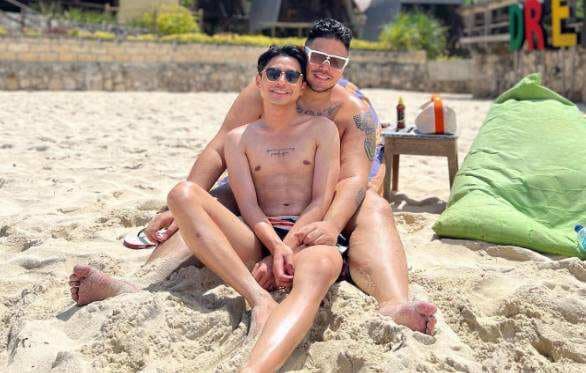 Pose Ivan Gunawan Dekap Pria Tanpa Baju Jadi Sorotan, Sebut Simpanan Pose Ivan Gunawan Dekap Pria Tanpa Baju Jadi Sorotan, Sebut Simpanan