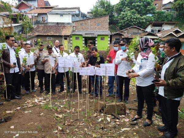 Mitigasi Bencana, Penanaman Seribu Pohon di Bantaran Sungai Cipeujeuh Garut