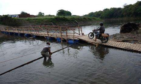 In Picture: Jembatan Bambu di Sungai Bengawan Solo