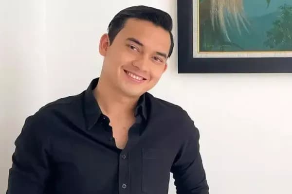 Cerita Ikbal Fauzi Pernah Dibayar dengan Sebungkus Nasi Padang, Sukses di Ikatan Cinta Cerita Ikbal Fauzi Pernah Dibayar dengan Sebungkus Nasi Padang, Sukses di Ikatan Cinta