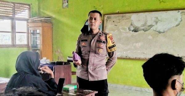 Sosok Aipda Viktor, Polisi yang Telah Renovasi Puluhan Masjid dan Bangun 2 Musola Pakai Dana Pribadi Sosok Aipda Viktor, Polisi yang Telah Renovasi Puluhan Masjid dan Bangun 2 Musola Pakai Dana Pribadi