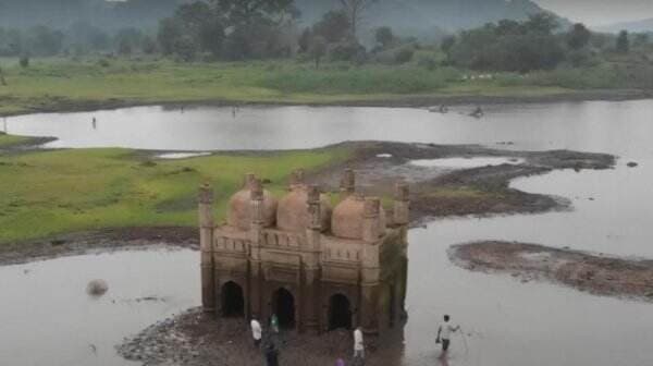 Di India, Masjid Berumur Ratusan Tahun Muncul dari Danau
