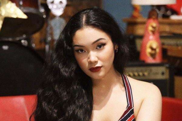 Mengenal Penyanyi Marcella dengan Pakaian Seksi dan Suara Menggoda Mengenal Penyanyi Marcella dengan Pakaian Seksi dan Suara Menggoda