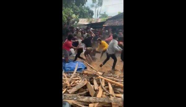 Orkes Dangdut di Acara Sunatan Warga Tuban Ricuh, 2 Kelompok Pemuda Tawuran Orkes Dangdut di Acara Sunatan Warga Tuban Ricuh, 2 Kelompok Pemuda Tawuran