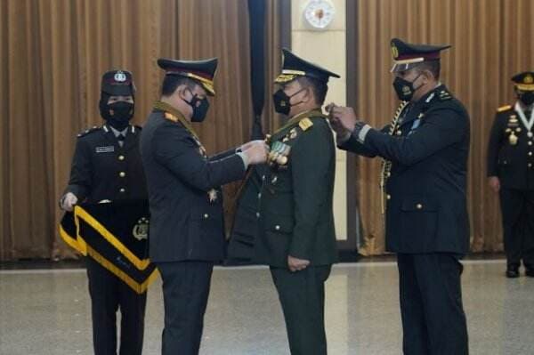 Kapolri Beri Bintang Bhayangkara Utama kepada KSAD Jenderal Dudung