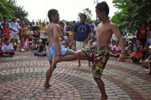 Adu Keseimbangan Makna dari Pelagak Jengku Adu Keseimbangan Makna dari Pelagak Jengku