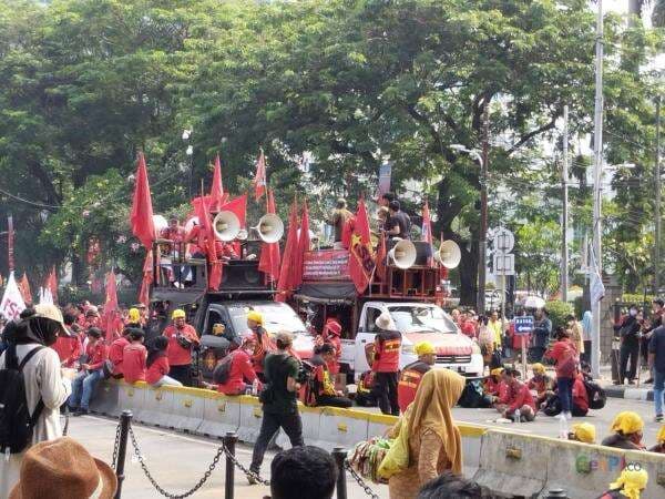 Demo Tolak Kenaikan Harga BBM, Gebrak dan KASBI Awali Aksi Lewat Long March Demo Tolak Kenaikan Harga BBM, Gebrak dan KASBI Awali Aksi Lewat Long March