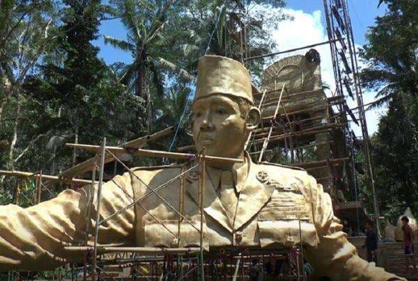 Keren! Seniman Ubud Membuat Patung Soekarno Setinggi 15 Meter dari Anyaman Bambu Keren! Seniman Ubud Membuat Patung Soekarno Setinggi 15 Meter dari Anyaman Bambu