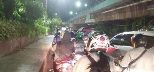 Animo Suporter Timnas Indonesia U-19 Luar Biasa, Jalan Menuju Stadion GBT Macet Total Animo Suporter Timnas Indonesia U-19 Luar Biasa, Jalan Menuju Stadion GBT Macet Total