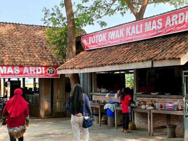 Dari Luar Mirip Gubug, Warung Ini Ternyata Jualan Ikan Salmon: Pas Dicoba Rasanya Ngagetin Dari Luar Mirip Gubug, Warung Ini Ternyata Jualan Ikan Salmon: Pas Dicoba Rasanya Ngagetin