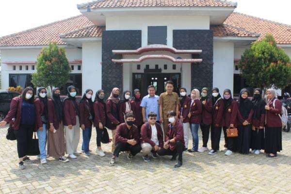 KKN Tematik Integratif Unsika di Desa Sindangmulya Berikan Pengembangan UMKM Melalui Digitalisasi KKN Tematik Integratif Unsika di Desa Sindangmulya Berikan Pengembangan UMKM Melalui Digitalisasi