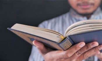 Hukum Baca Alquran Sambil Tiduran, Bolehkah atau Dilarang? Hukum Baca Alquran Sambil Tiduran, Bolehkah atau Dilarang?