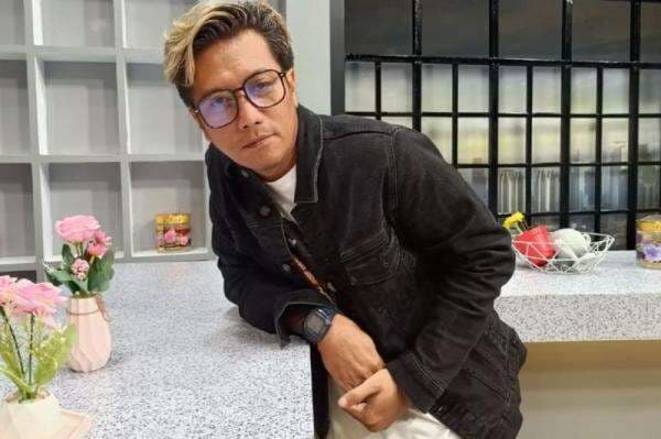 Cerita Endra Prayoga Kembali Berkarya usai Sembuh dari Meningitis, Sebut Keluarga dan Musik sebagai Penyemangat Hidup Cerita Endra Prayoga Kembali Berkarya usai Sembuh dari Meningitis, Sebut Keluarga dan Musik sebagai Penyemangat Hidup