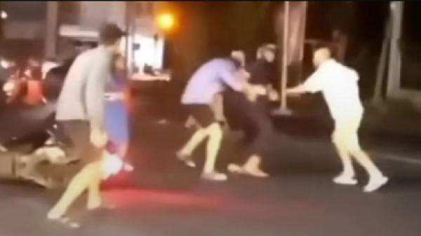 Viral Delapan Bule, Satu di Antaranya Perempuan Tawuran di Bali Viral Delapan Bule, Satu di Antaranya Perempuan Tawuran di Bali