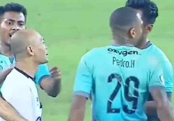 Begini Penjelasan Gol Kontroversial Madura United vs Persija Jakarta Menurut FIFA Laws of the Game Begini Penjelasan Gol Kontroversial Madura United vs Persija Jakarta Menurut FIFA Laws of the Game