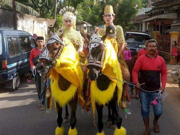 Aksi Pengantin Cilik Tunggangi Kuda Menari Bikin Gemas, Tradisi Unik Hanya Ada di Sumenep Aksi Pengantin Cilik Tunggangi Kuda Menari Bikin Gemas, Tradisi Unik Hanya Ada di Sumenep