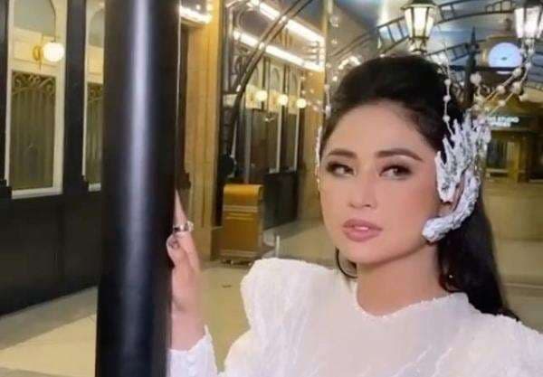 Lirik Lagu Indah Pada Waktunya - Dewi Perssik dan Chord Gitar Lirik Lagu Indah Pada Waktunya - Dewi Perssik dan Chord Gitar