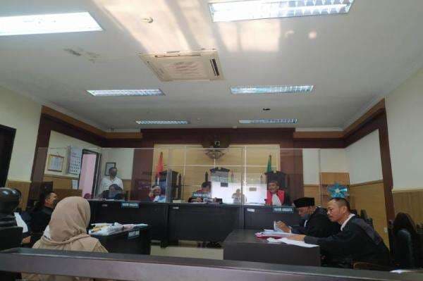 Kakak Chelsea Olivia Jalani Sidang Kasus Dugaan KDRT, Ibu Korban Menangis Tersedu-sedu di Pengadilan Kakak Chelsea Olivia Jalani Sidang Kasus Dugaan KDRT, Ibu Korban Menangis Tersedu-sedu di Pengadilan