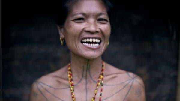 Tradisi Gigi Runcing Suku Mentawai agar Terlihat Cantik Tradisi Gigi Runcing Suku Mentawai agar Terlihat Cantik