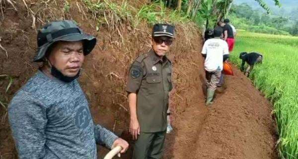 Antisipasi Musibah Longsor dan Banjir, Pemdes Warga Jaya Sukamakmur Ajak Warga Rehab Bangun Drainase