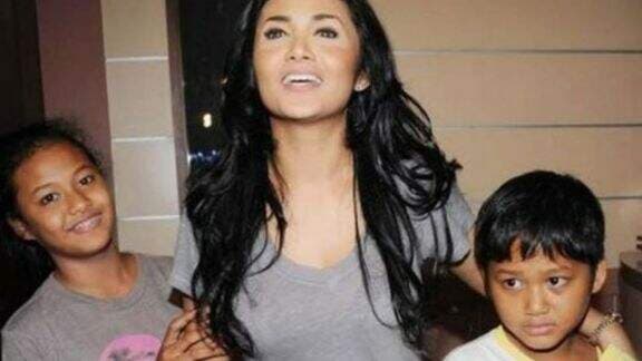 13 Tahun Tutupi Aibnya, Krisdayanti Beberkan Alasan Aurel dan Azriel Ogah Tinggal dengannya Pasca Cerai dengan Anang: Itu Pilihan... 13 Tahun Tutupi Aibnya, Krisdayanti Beberkan Alasan Aurel dan Azriel Ogah Tinggal dengannya Pasca Cerai dengan Anang: Itu Pilihan...