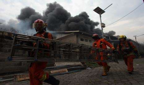 Gudang Plastik di Tangerang Kebakaran Karena Tersambar Petir