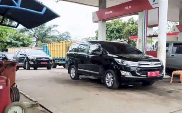 Tanpa Rasa Bersalah, 2 Mobil Dinas Pemkab PALI Antre BBM Subsidi Tanpa Rasa Bersalah, 2 Mobil Dinas Pemkab PALI Antre BBM Subsidi