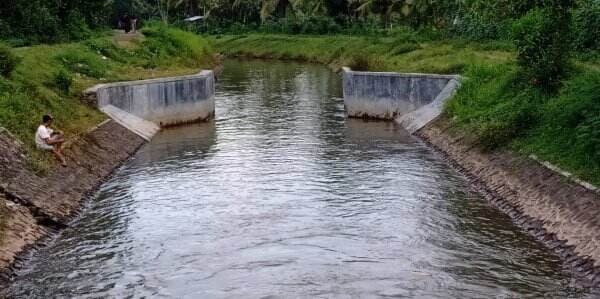 Bersihkan Aliran Sungai, Warga dan Babinsa Desa Jago Loteng Gotong Royong