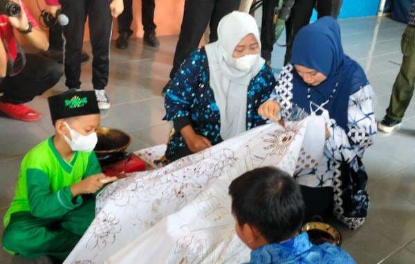 Istri Bupati Kendal, Wynne Frederica Berharap Batik Kendal Dikenakan Presiden Jokowi dan Ibu Iriana
