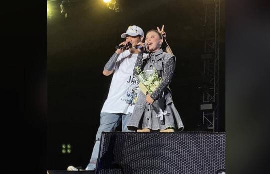 Reza Arap Beri Rossa Bunga di Atas Panggung, Netizen: Kasihan Wendy Reza Arap Beri Rossa Bunga di Atas Panggung, Netizen: Kasihan Wendy