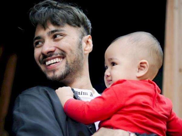 Potret Gaya Refal Hady Gendong Cipung Jadi Ajang Halu Netizen: Gantengnya Anak dan Suamiku Potret Gaya Refal Hady Gendong Cipung Jadi Ajang Halu Netizen: Gantengnya Anak dan Suamiku