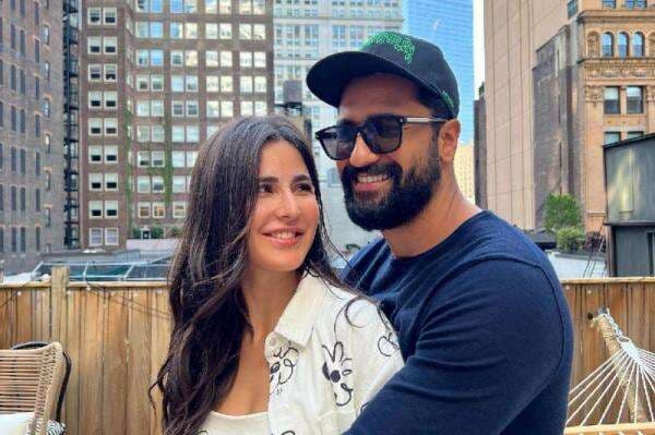 Katrina Kaif Unggah Foto Romantis Bareng Vicky Kaushal, Terlihat Menikmati Waktu Bersama di Pantai Katrina Kaif Unggah Foto Romantis Bareng Vicky Kaushal, Terlihat Menikmati Waktu Bersama di Pantai