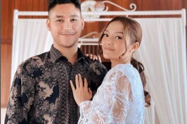 Suami Siti Badriah Solat Pakai Kaus Tanpa Lengan Tuai Kritik Netizen