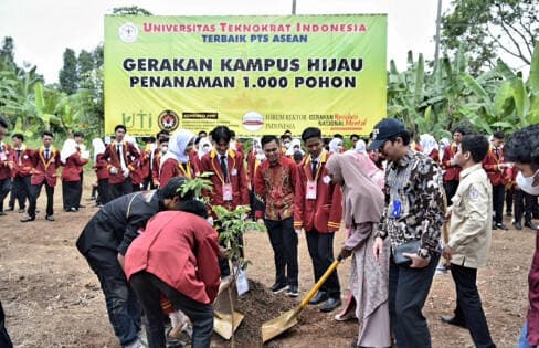 Mahasiswa dan Dosen UTI Tanam 1.000 Pohon di Teknokrat Eco Park