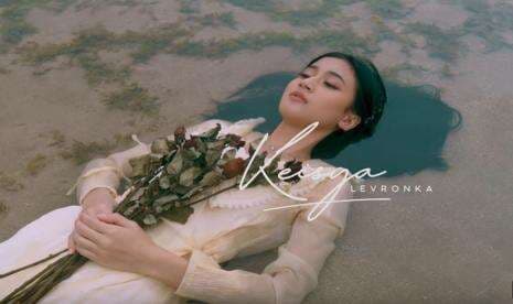 Lirik Lagu dan Chord Gitar 'Tak Ingin Usai' oleh Keisya Levronka Lirik Lagu dan Chord Gitar 'Tak Ingin Usai' oleh Keisya Levronka