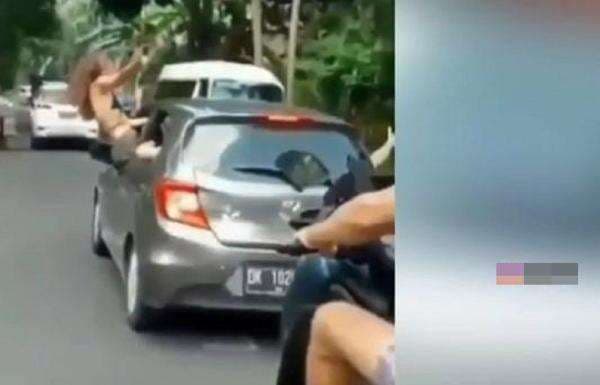 Bali Viral! Bule Cewek Joget Seksi di Mobil, Bikin Geram Bali Viral! Bule Cewek Joget Seksi di Mobil, Bikin Geram