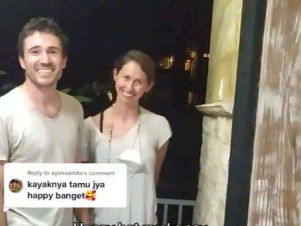 Baru Pertama Kali ke Bali, Senyum Semringah Bule Asal California Ini Bikin Salfok Baru Pertama Kali ke Bali, Senyum Semringah Bule Asal California Ini Bikin Salfok