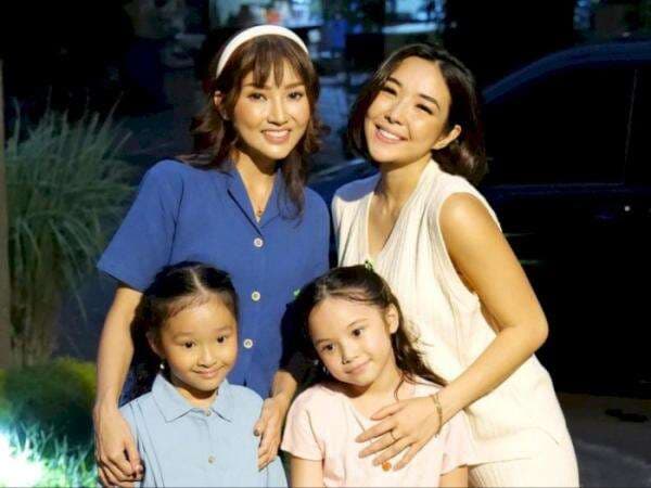 Potret Gaya Akrab Gisel dan Sarwendah Bareng Gempi dan Thalia, Gemes to The Max! Potret Gaya Akrab Gisel dan Sarwendah Bareng Gempi dan Thalia, Gemes to The Max!