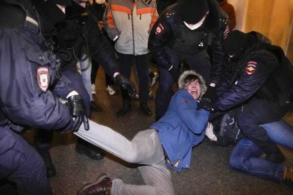 Demo Anti Perang Berujung Rusuh, 100 Orang di Ditangkap Polisi Rusia