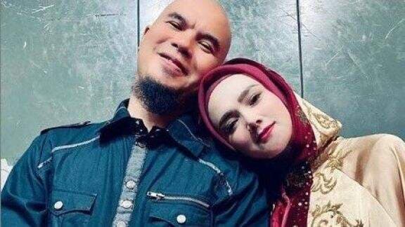Bak Petir Menyambar! Selama Ini Tahunya Baru 2 Kali Nikah, Ahmad Dhani Mendadak Sebut Mulan Jameela Istri Ketiga, Lho yang Kedua Siapa? Bak Petir Menyambar! Selama Ini Tahunya Baru 2 Kali Nikah, Ahmad Dhani Mendadak Sebut Mulan Jameela Istri Ketiga, Lho yang Kedua Siapa?