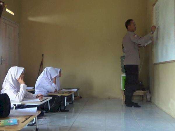 Kisah Aipda Sopyan, Sisihkan Gaji Demi Membangun Rumah Belajar untuk Anak Putus Sekolah Kisah Aipda Sopyan, Sisihkan Gaji Demi Membangun Rumah Belajar untuk Anak Putus Sekolah