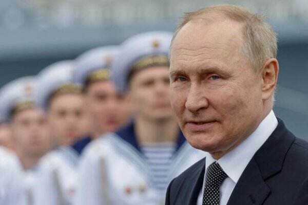 Putin Beri Kewarganegaraan Rusia Pembocor Terkenal AS Edward Snowden