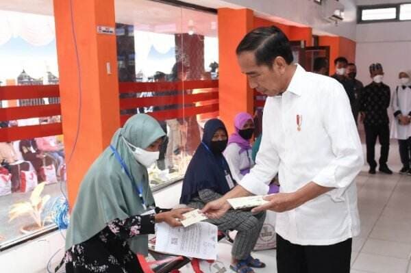 Jokowi Kunjungi Pasar di Baubau, Serahkan Modal Kerja dan Bagi-bagi Kaos