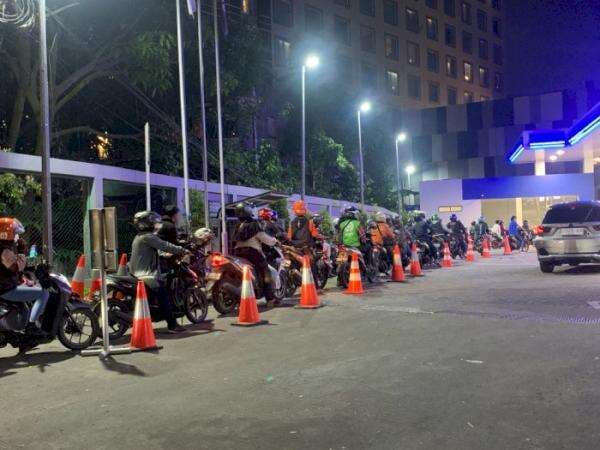 Potret Warga Bandung Serbu SPBU Vivo, Usai Diklaim Lebih Irit Ketimbang Pertalite Potret Warga Bandung Serbu SPBU Vivo, Usai Diklaim Lebih Irit Ketimbang Pertalite