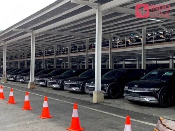 Puluhan Mobil Listrik Terparkir di Gedung DPR, Ada Apa Nih?
