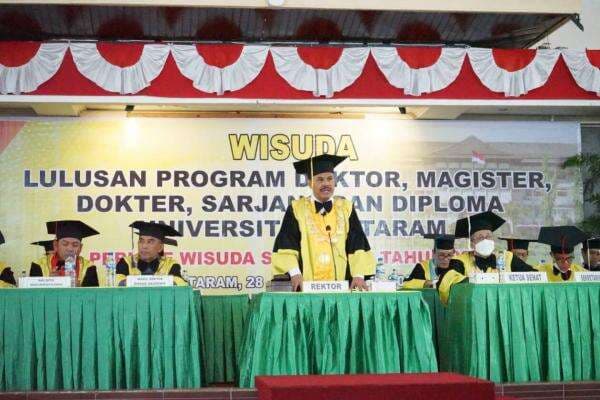 Unram Wisuda 1.947 Mahasiswa, Rektor Ingatkan Jaga Nama Baik Almamater Unram Wisuda 1.947 Mahasiswa, Rektor Ingatkan Jaga Nama Baik Almamater